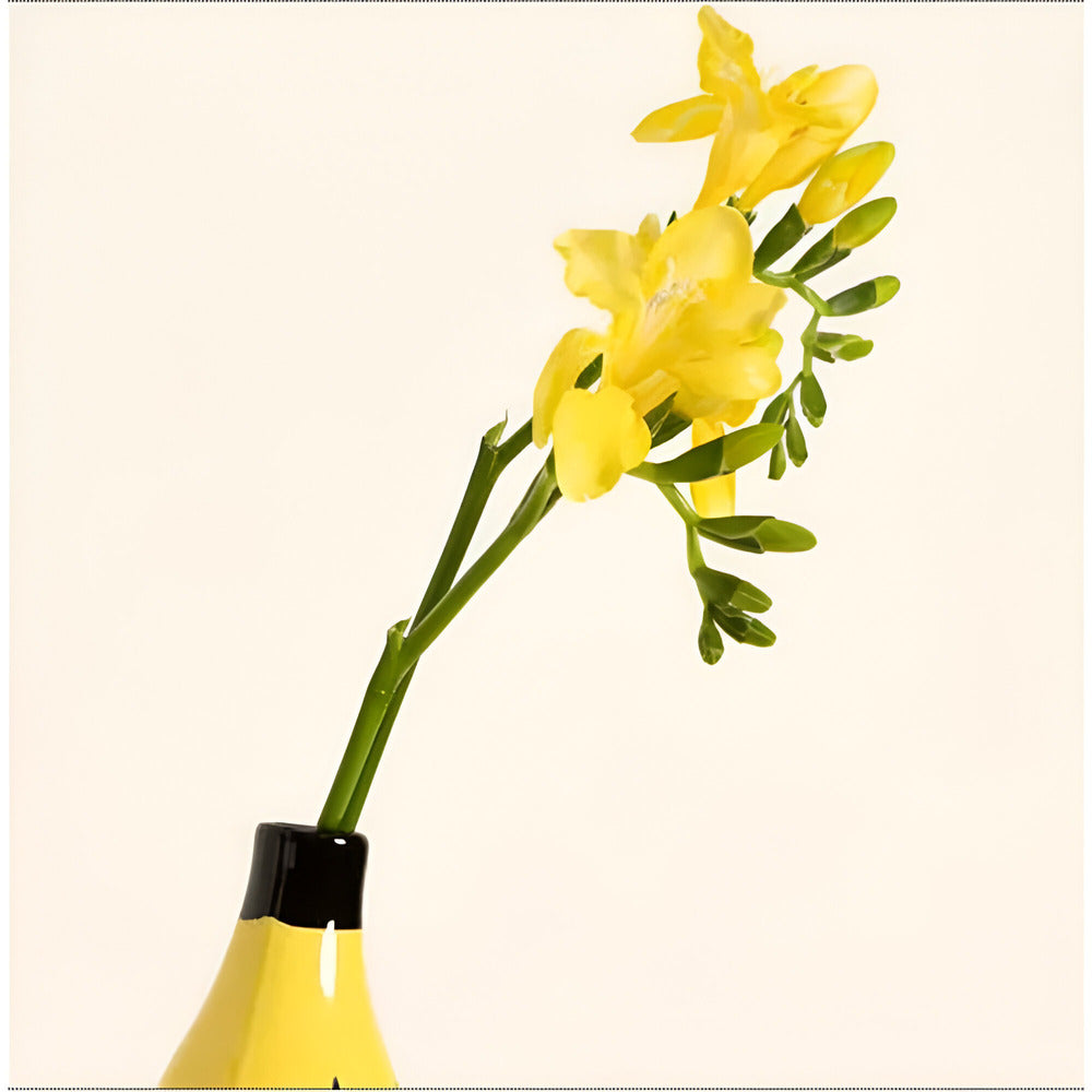 Modern Banana-Shaped Decorative Vase – Playful Accent for Contemporary Interiors 3