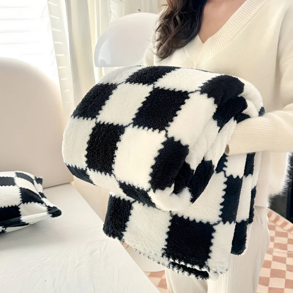 Super Soft Fleece Blanket with Trendy Check Pattern – Lightweight and Breathable Comfort 1