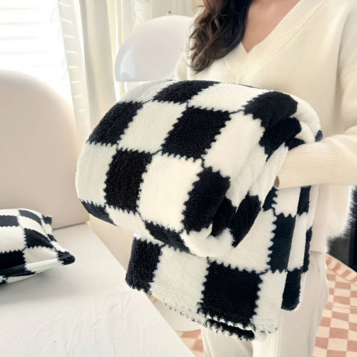 Super Soft Fleece Blanket with Trendy Check Pattern – Lightweight and Breathable Comfort 1