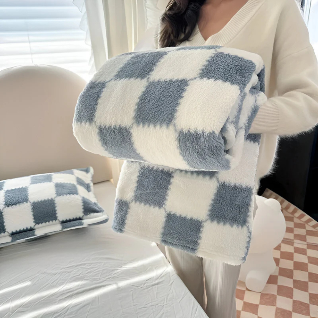 Super Soft Fleece Blanket with Trendy Check Pattern – Lightweight and Breathable Comfort 2