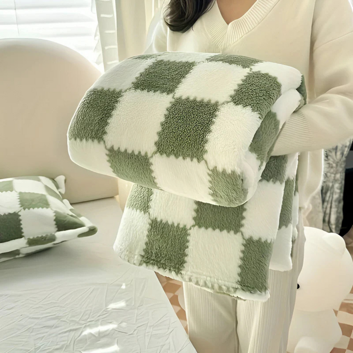 Super Soft Fleece Blanket with Trendy Check Pattern – Lightweight and Breathable Comfort 3