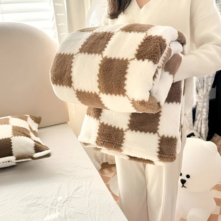 Super Soft Fleece Blanket with Trendy Check Pattern – Lightweight and Breathable Comfort 4